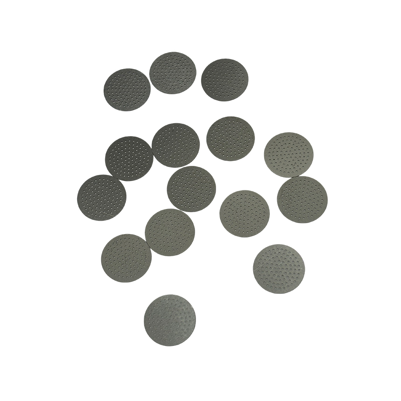 How can the hole design of a stainless steel sieve plate be optimized to reduce material blockage?